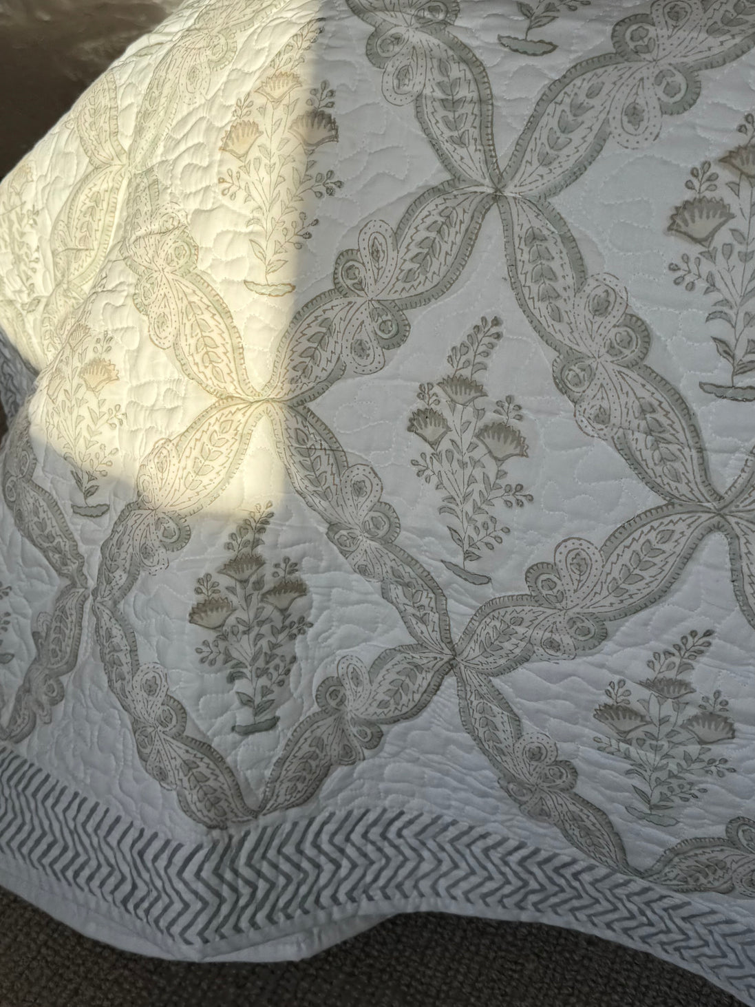 Beige Shield Foliage Bedspread