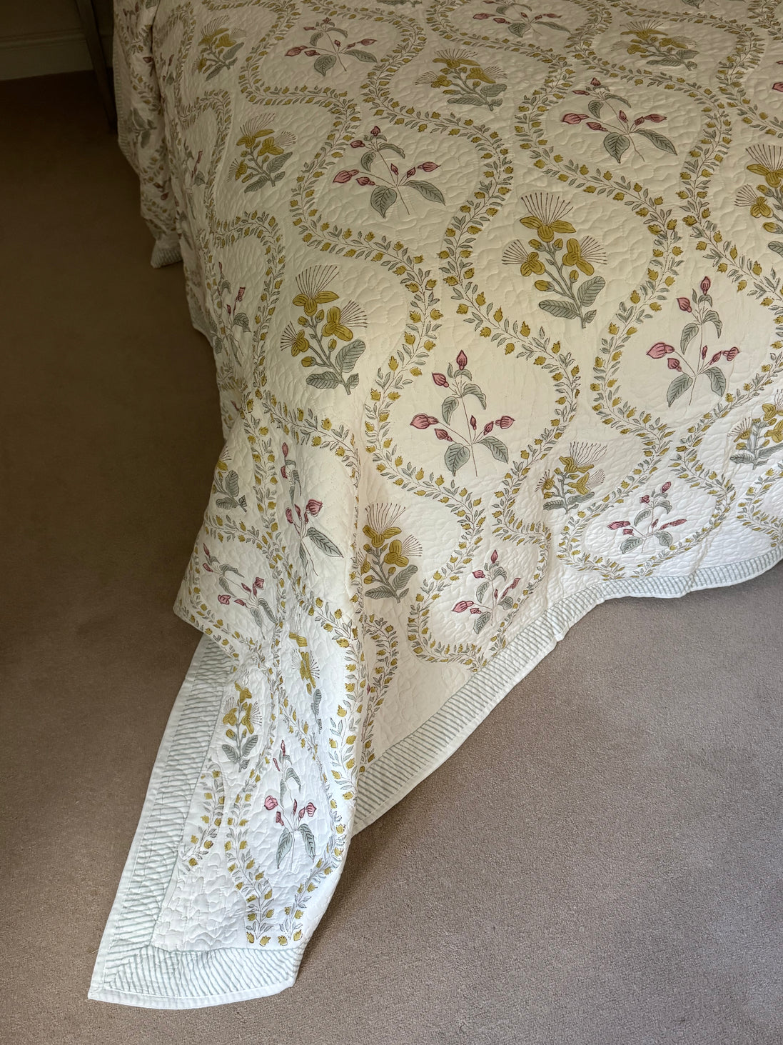 Pink & Yellow Foliage Shield Bedspread/Quilt