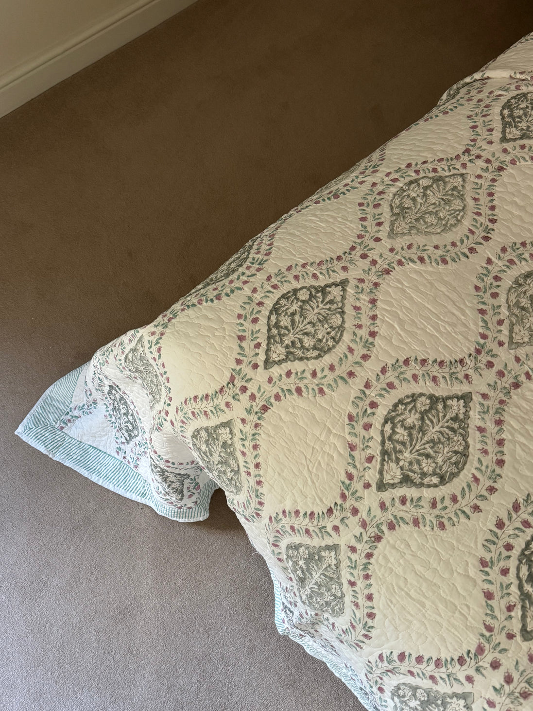 Green & Pink Lattice Bedspread/Quilt