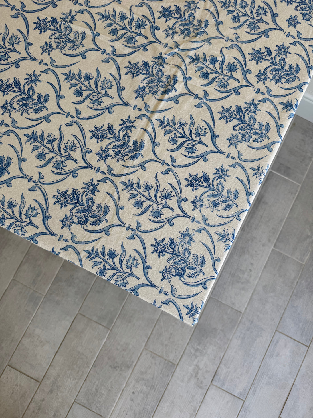 Blue Thorned Foliage Tablecloth