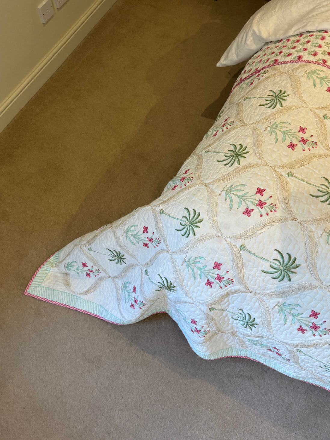 Palmtree & Pink Flower Shrub Bedspread/Quilt