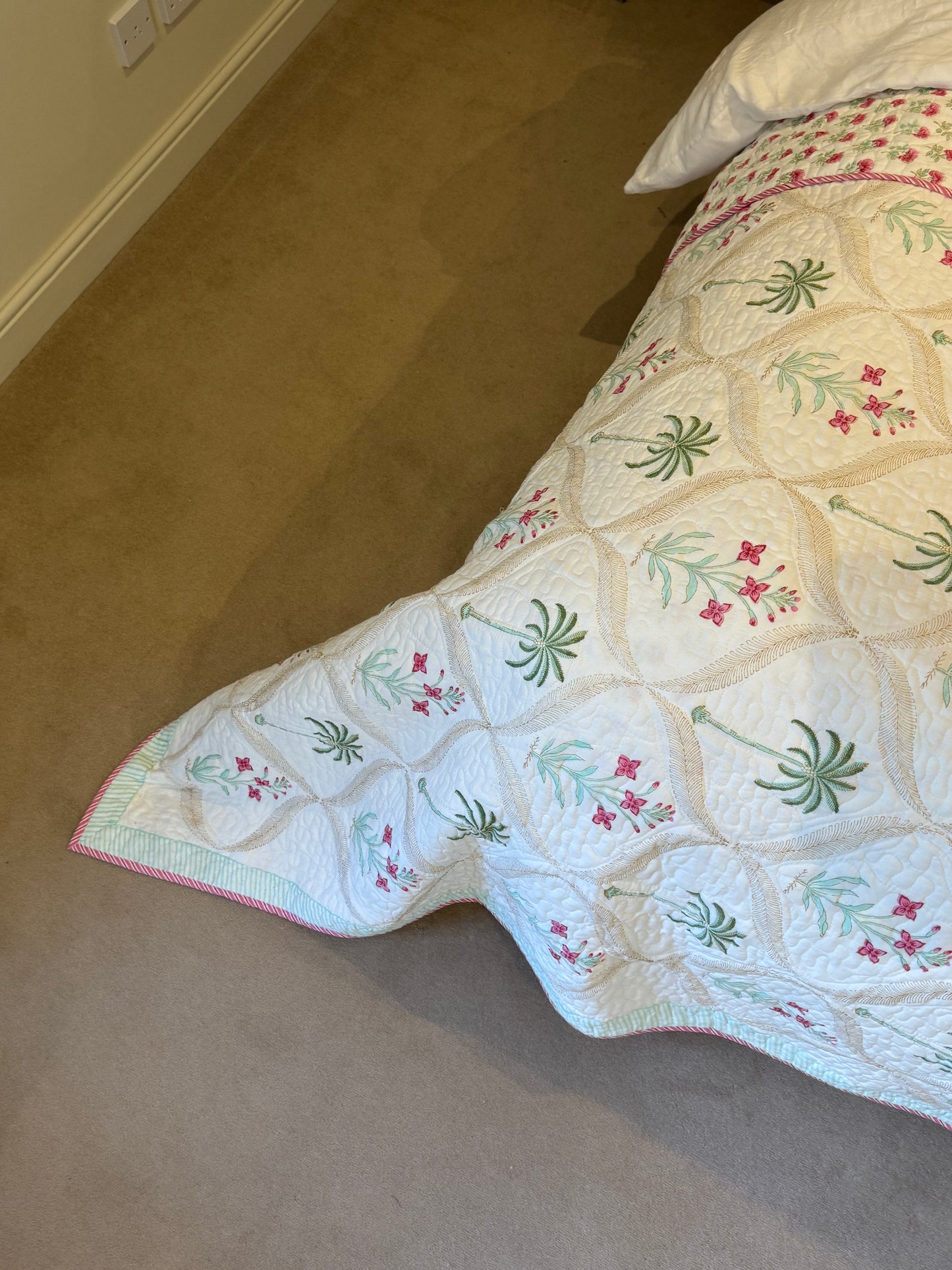 Palmtree & Pink Flower Shrub Bedspread/Quilt