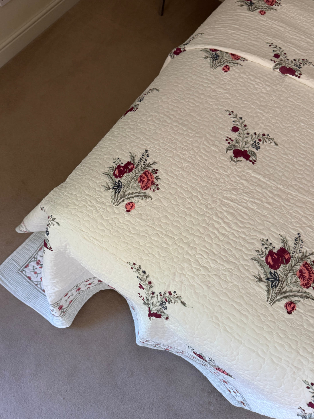 Red & Pink Pomegranate Bedspread/Quilt