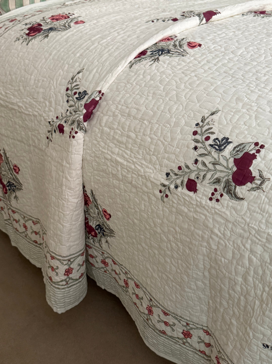 Red & Pink Pomegranate Bedspread/Quilt